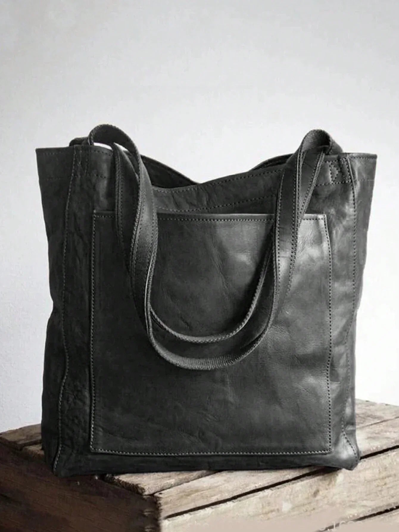 Vintage-style bag with large capacity and detachable strap