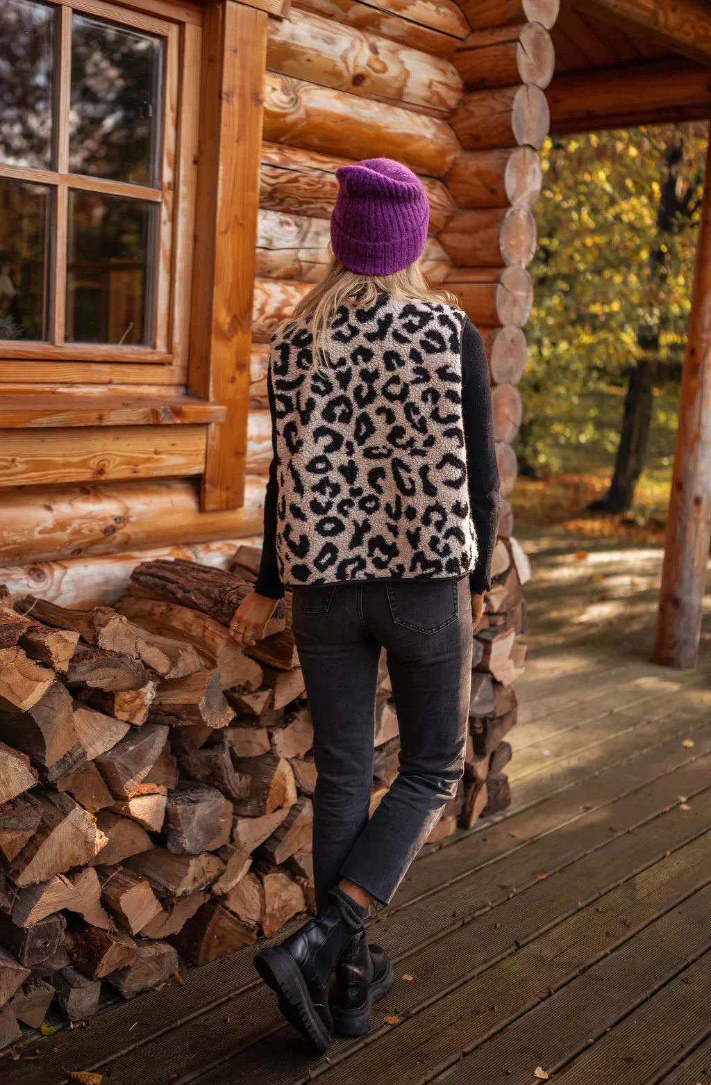 Women's knitted vest with leopard print and button closure