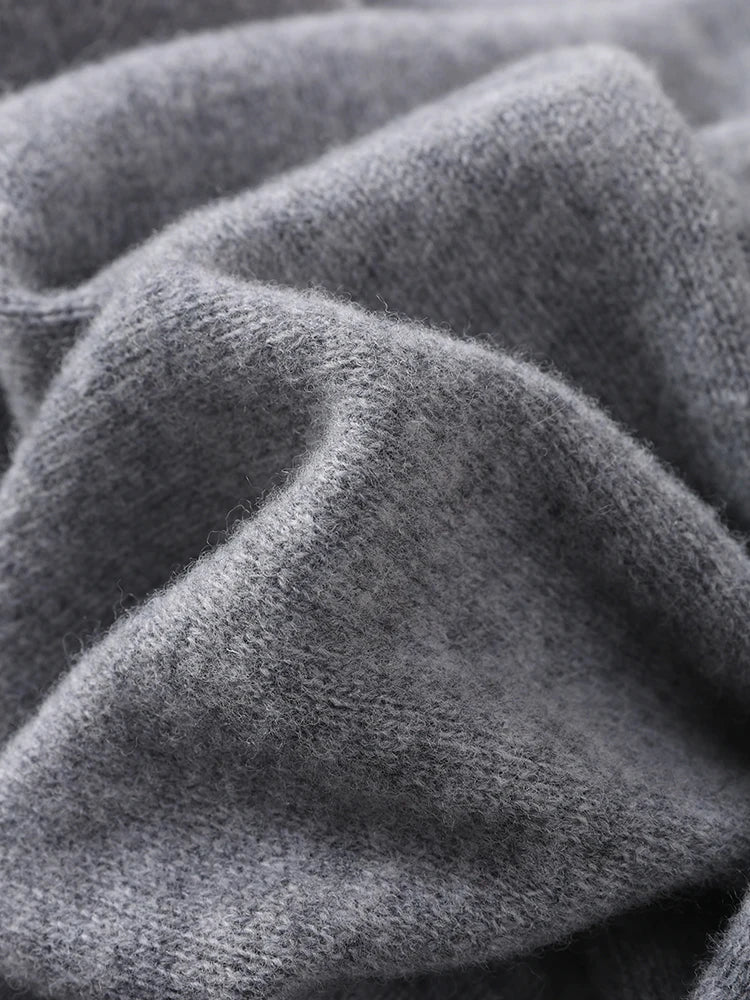 Elegant Triangle Scarf Women Made of 100% Wool - Warm and Stylish for Autumn and Winter