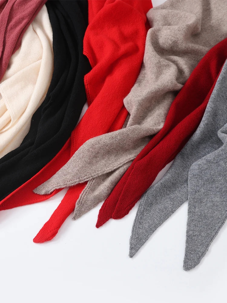 Elegant Triangle Scarf Women Made of 100% Wool - Warm and Stylish for Autumn and Winter