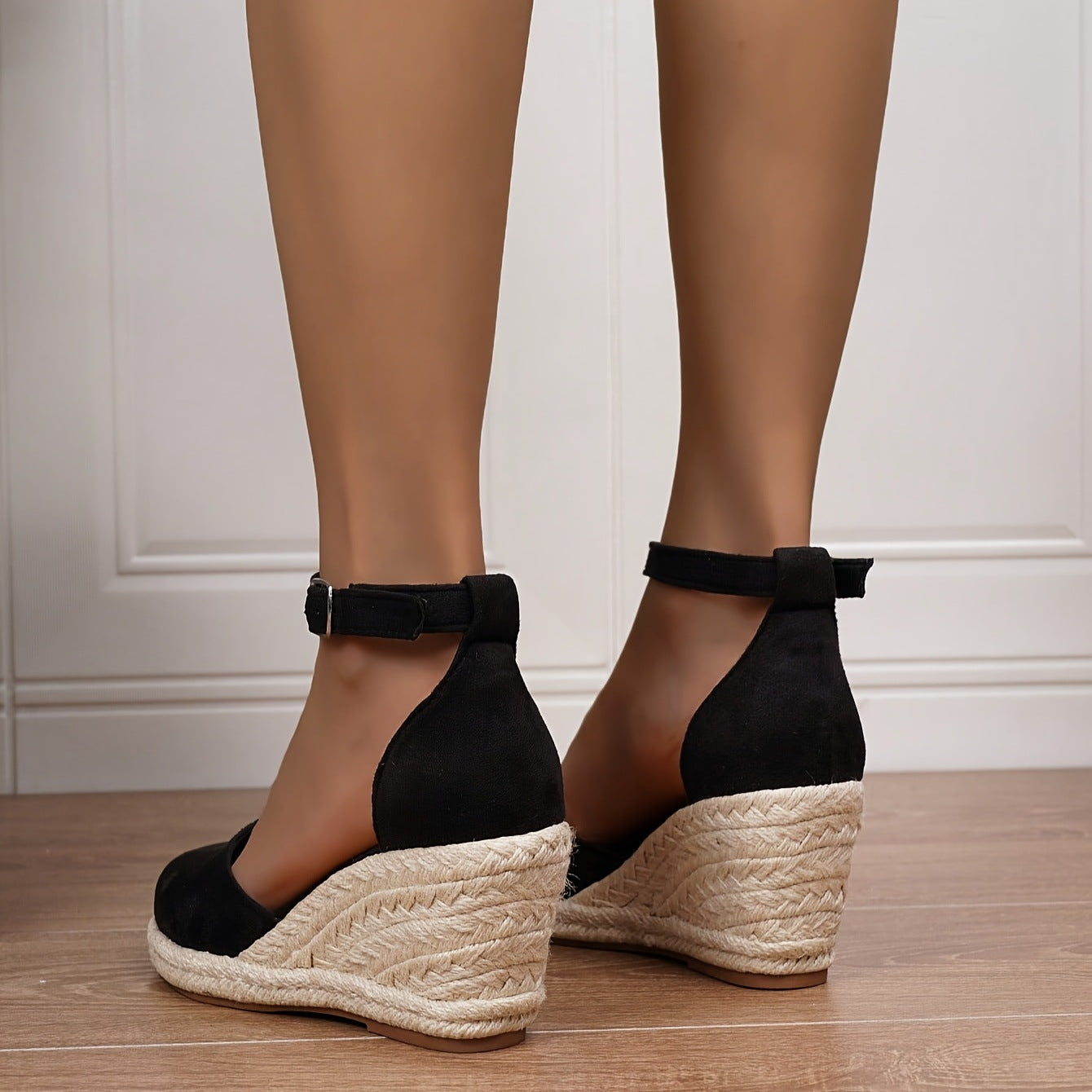 Elara - Flat women's sandals with straps