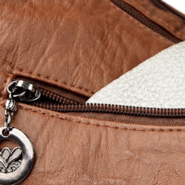 Vintpack - Studded leather backpack - Ideal for school and travel - Travel detail - Compact