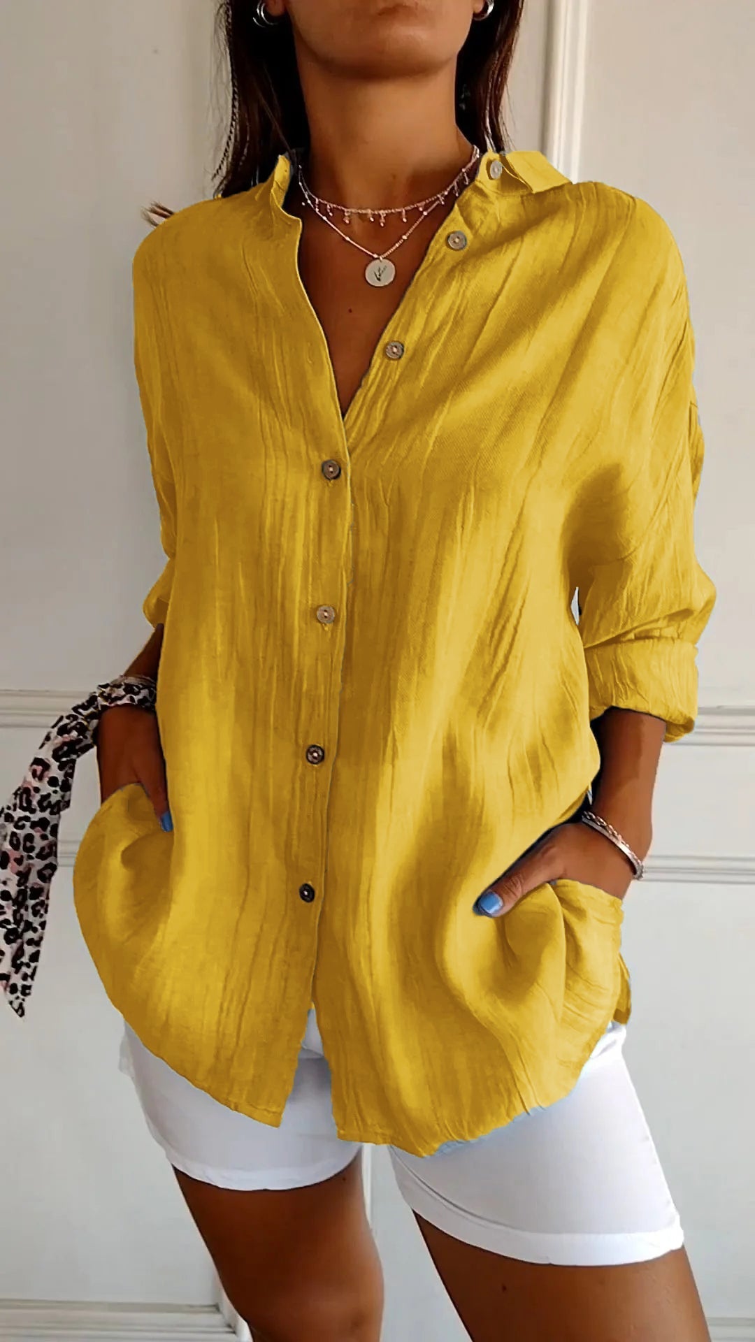 Lightweight ladies shirt with button-down closure