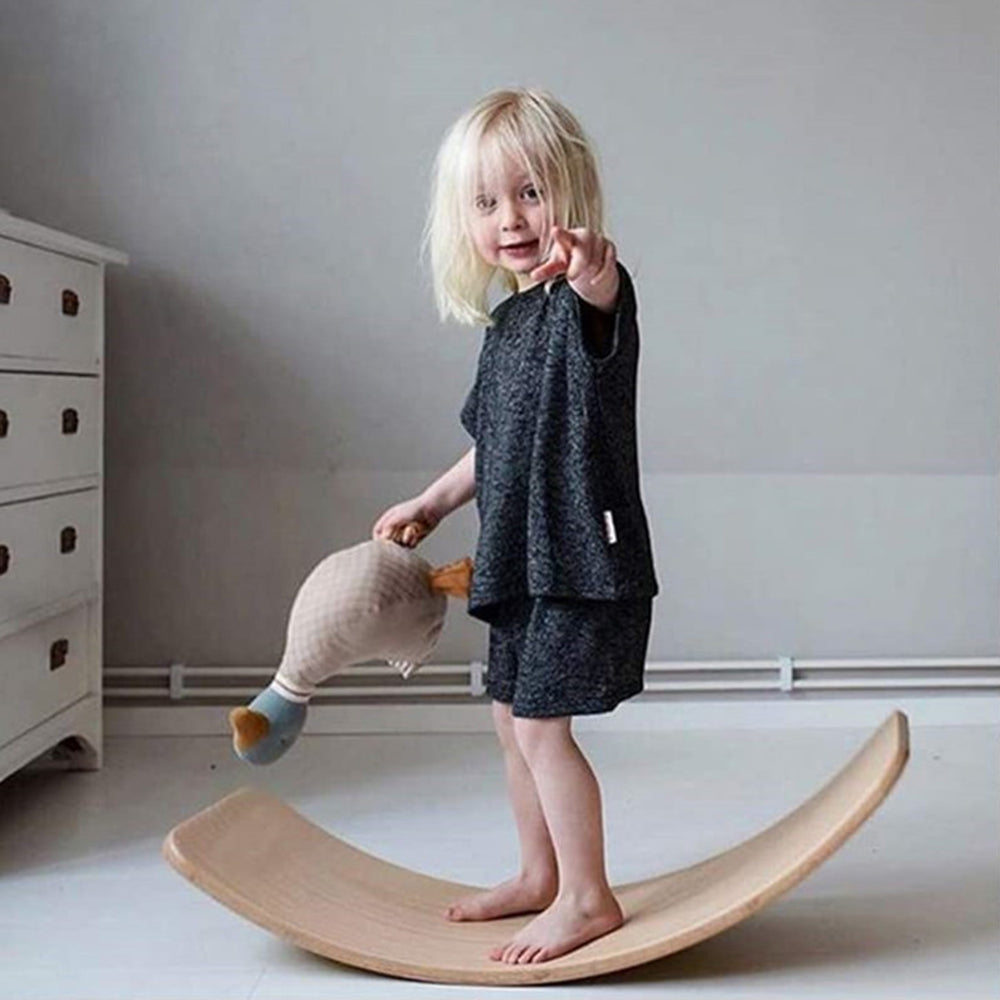 Duha houpací deska / balanční deska – Montessori hračka pro podporu rovnováhy a motorických dovedností