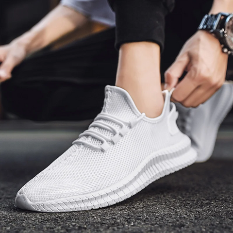 Lightweight men's sneakers with orthopaedic footbed