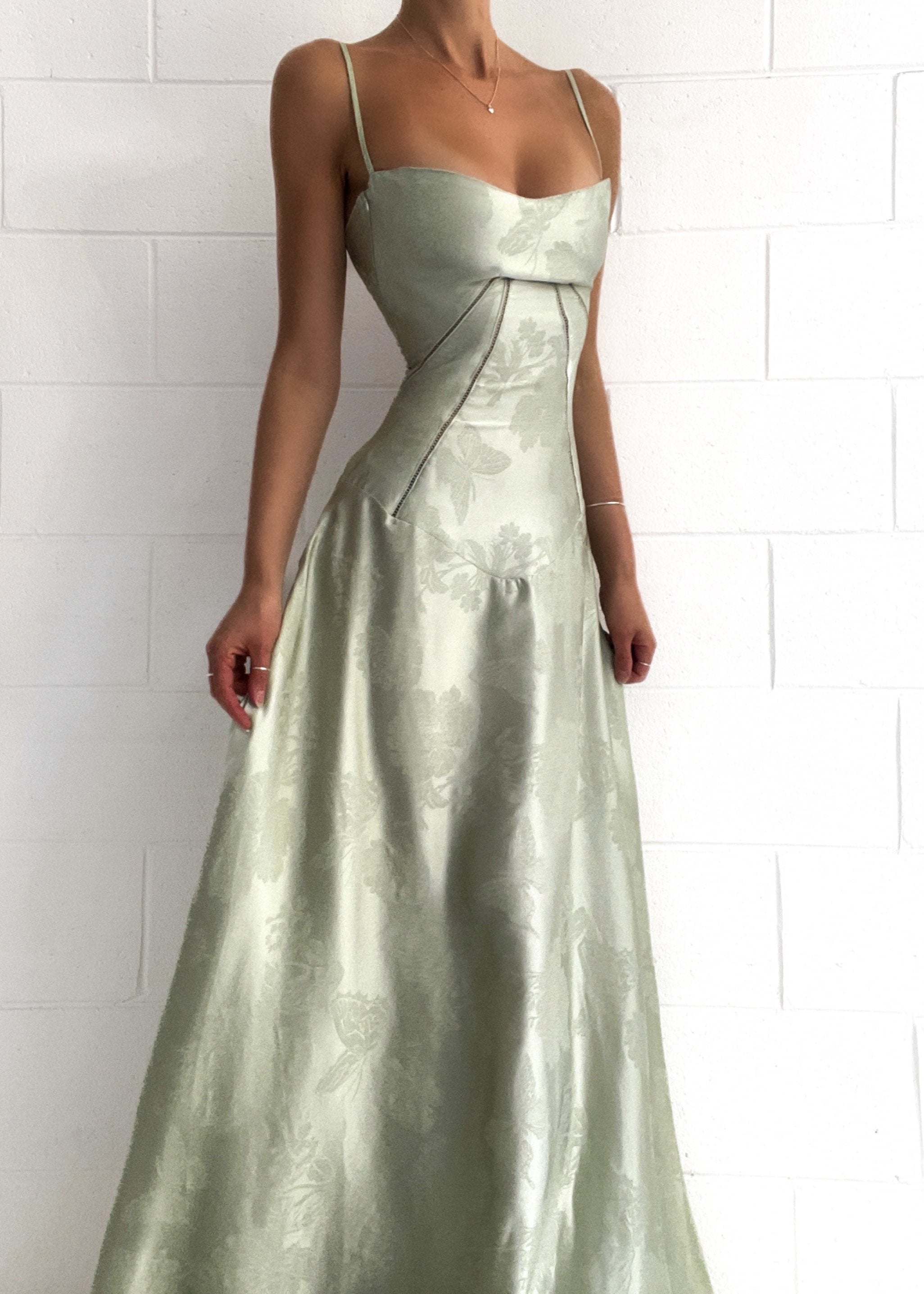 Satin maxi-dress | Spaghetti straps & curved design | Elegant glamour