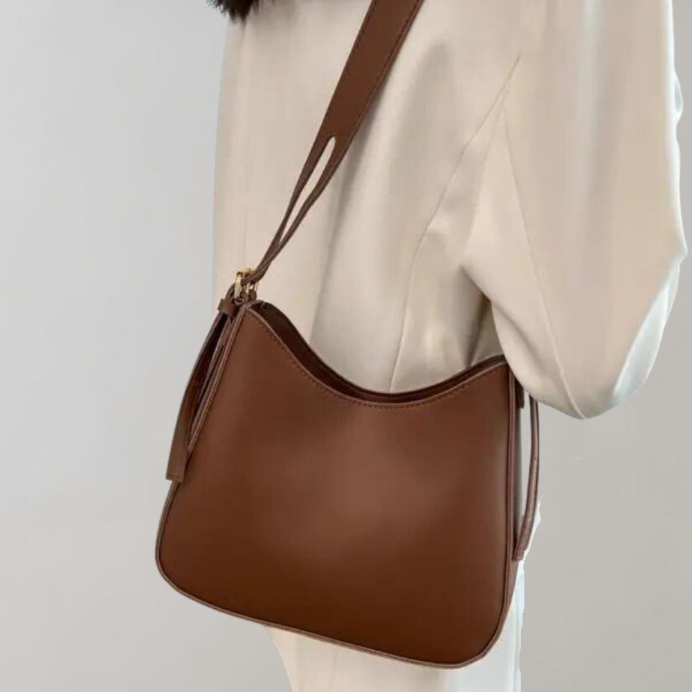 Minimalist women's crossbody bag: stylish & practical