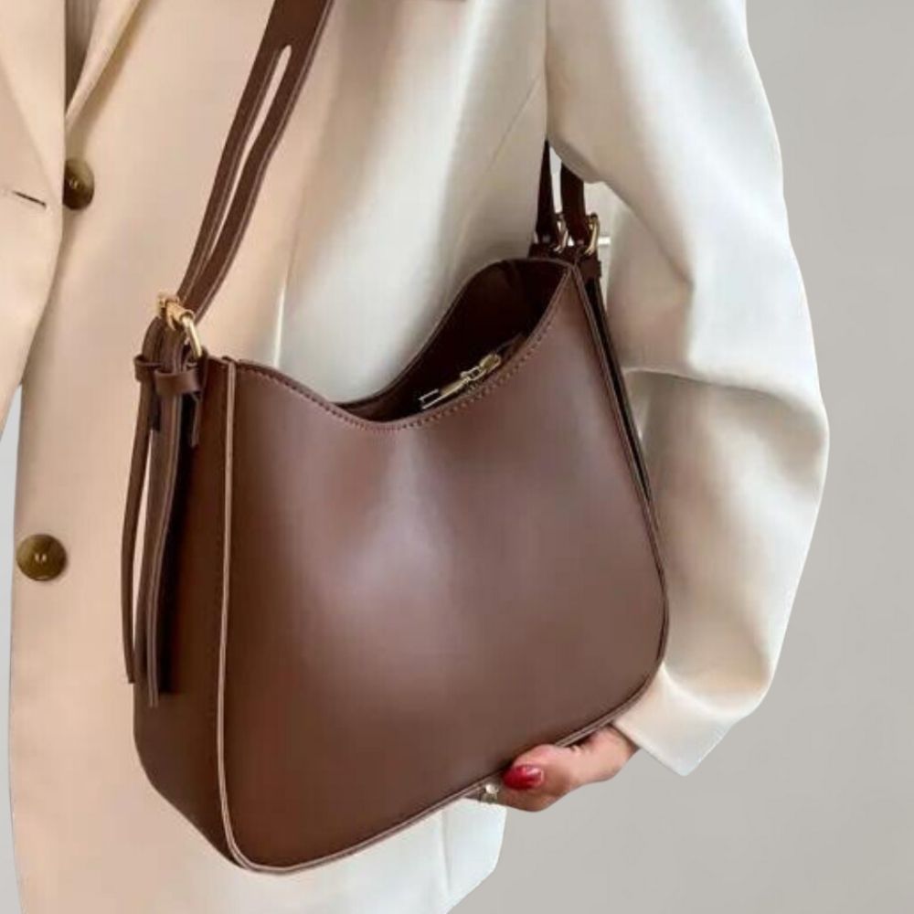 Minimalist women's crossbody bag: stylish & practical