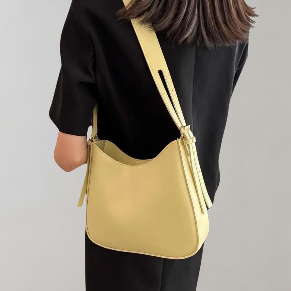 Minimalist women's crossbody bag: stylish & practical