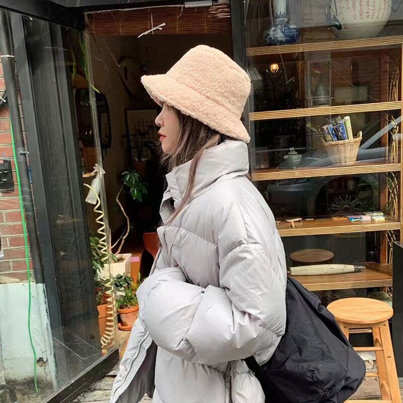 Unisex bucket hat with warm lining and classic shape