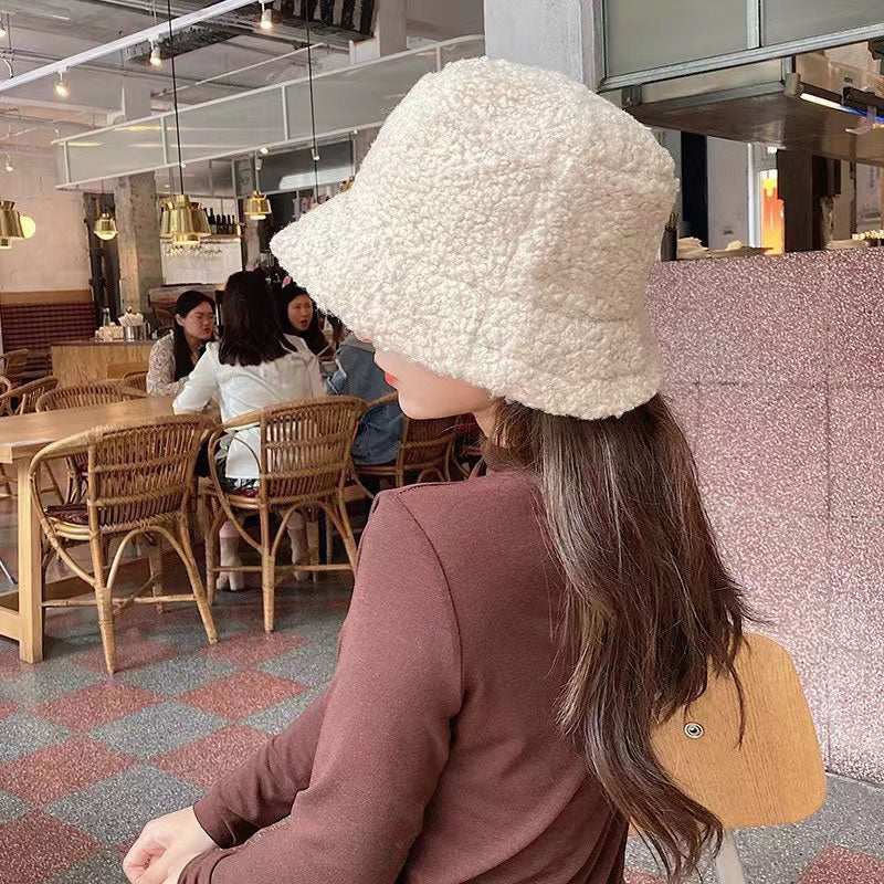 Unisex bucket hat with warm lining and classic shape