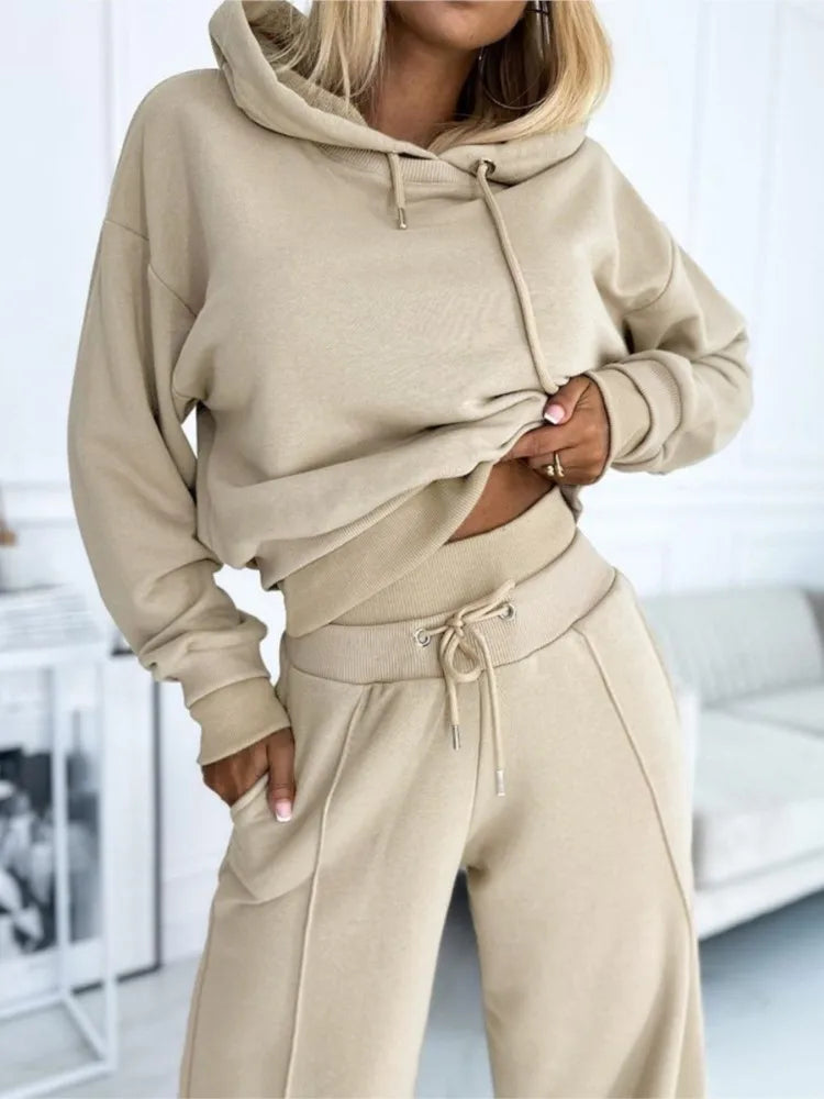 Women's set with hoodie and jogging bottoms - comfortable, elegant and versatile