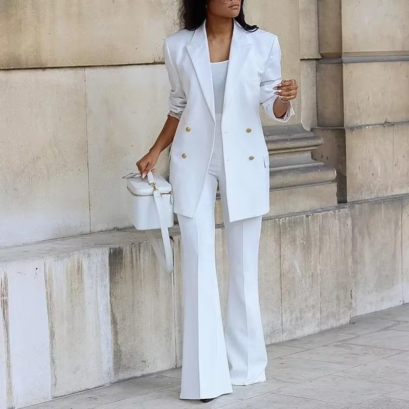 Elegant women's blazer with button fastening and flared trousers - two-piece set for every season