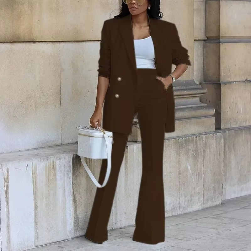 Elegant women's blazer with button fastening and flared trousers - two-piece set for every season