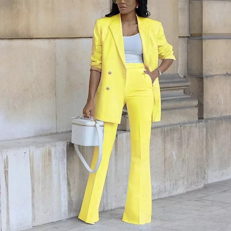 Elegant women's blazer with button fastening and flared trousers - two-piece set for every season