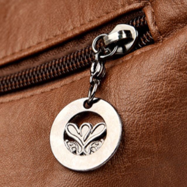 Vintpack - Studded leather backpack - Ideal for school and travel - Travel detail - Compact