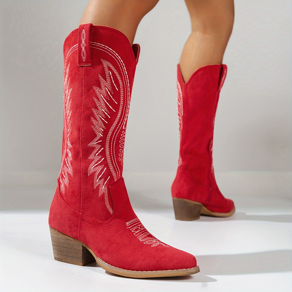 Embroidered women's cowboy boots with pointed toe and medium heel