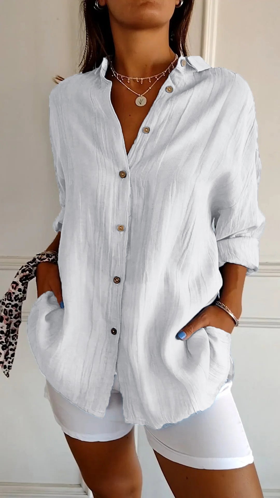 Lightweight ladies shirt with button-down closure
