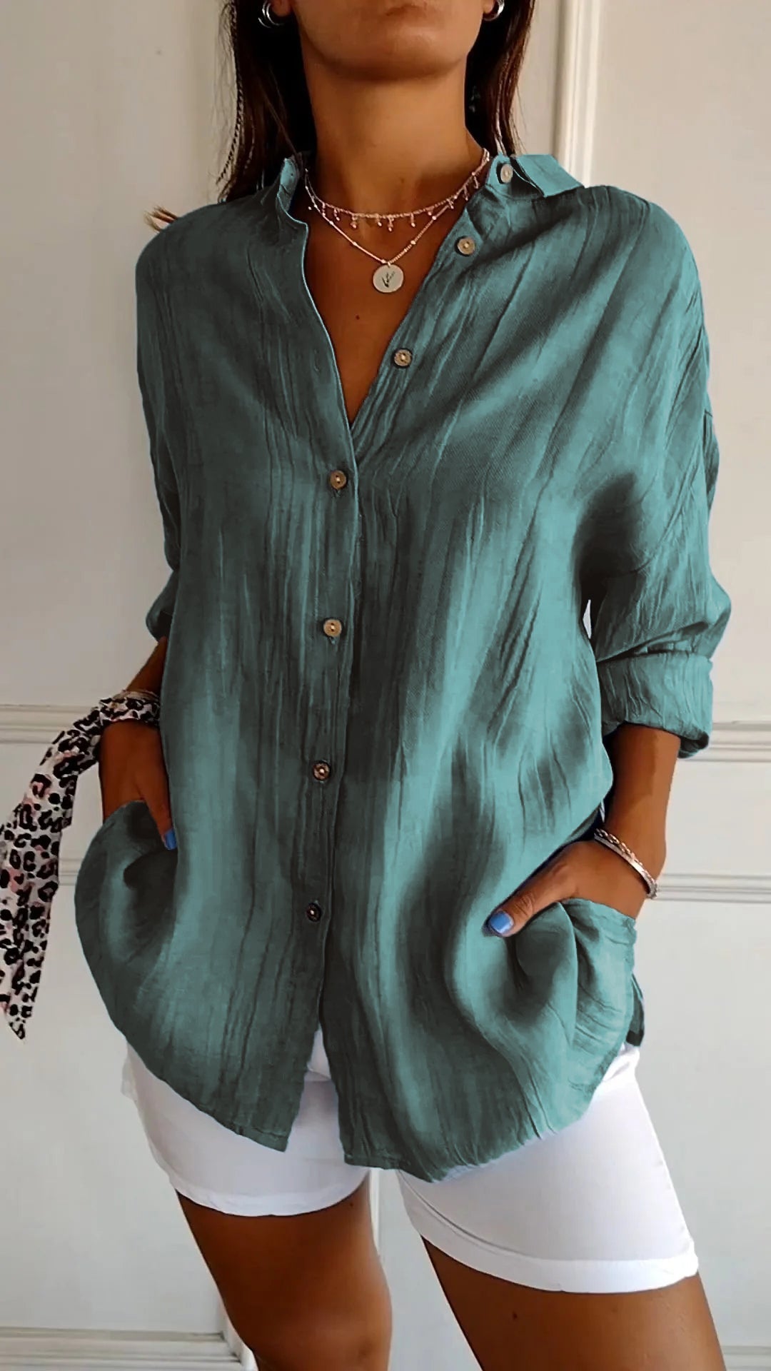 Lightweight ladies shirt with button-down closure