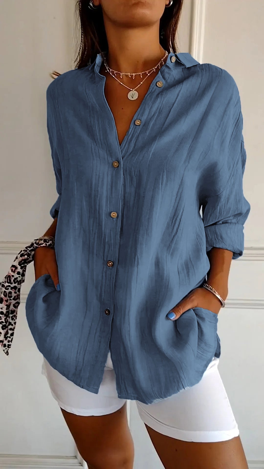 Lightweight ladies shirt with button-down closure