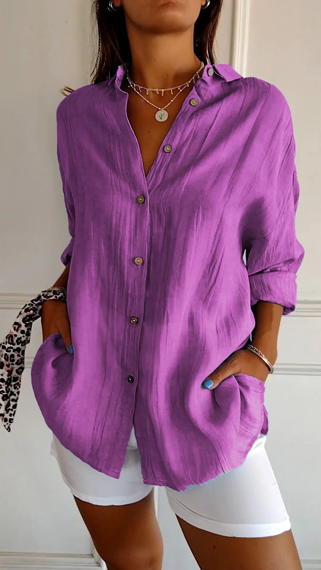 Lightweight ladies shirt with button-down closure