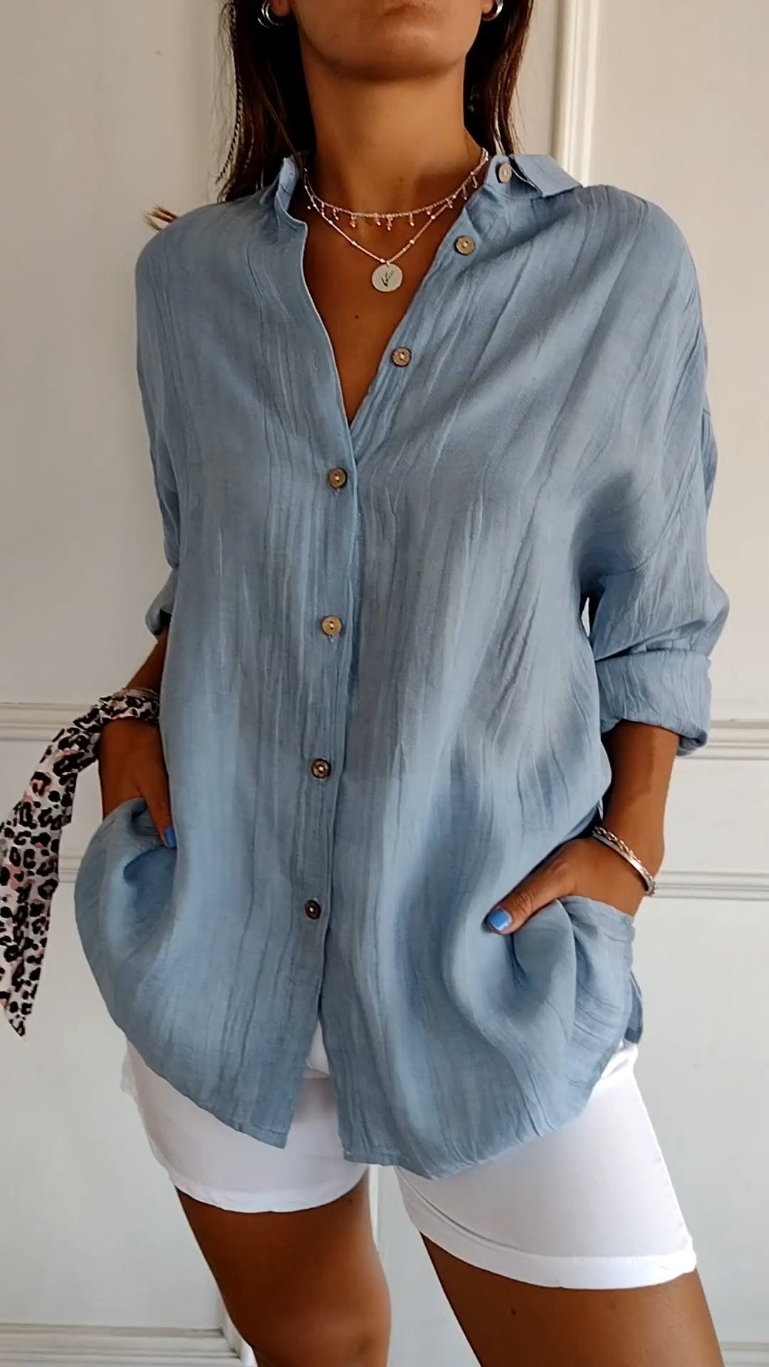 Lightweight ladies shirt with button-down closure