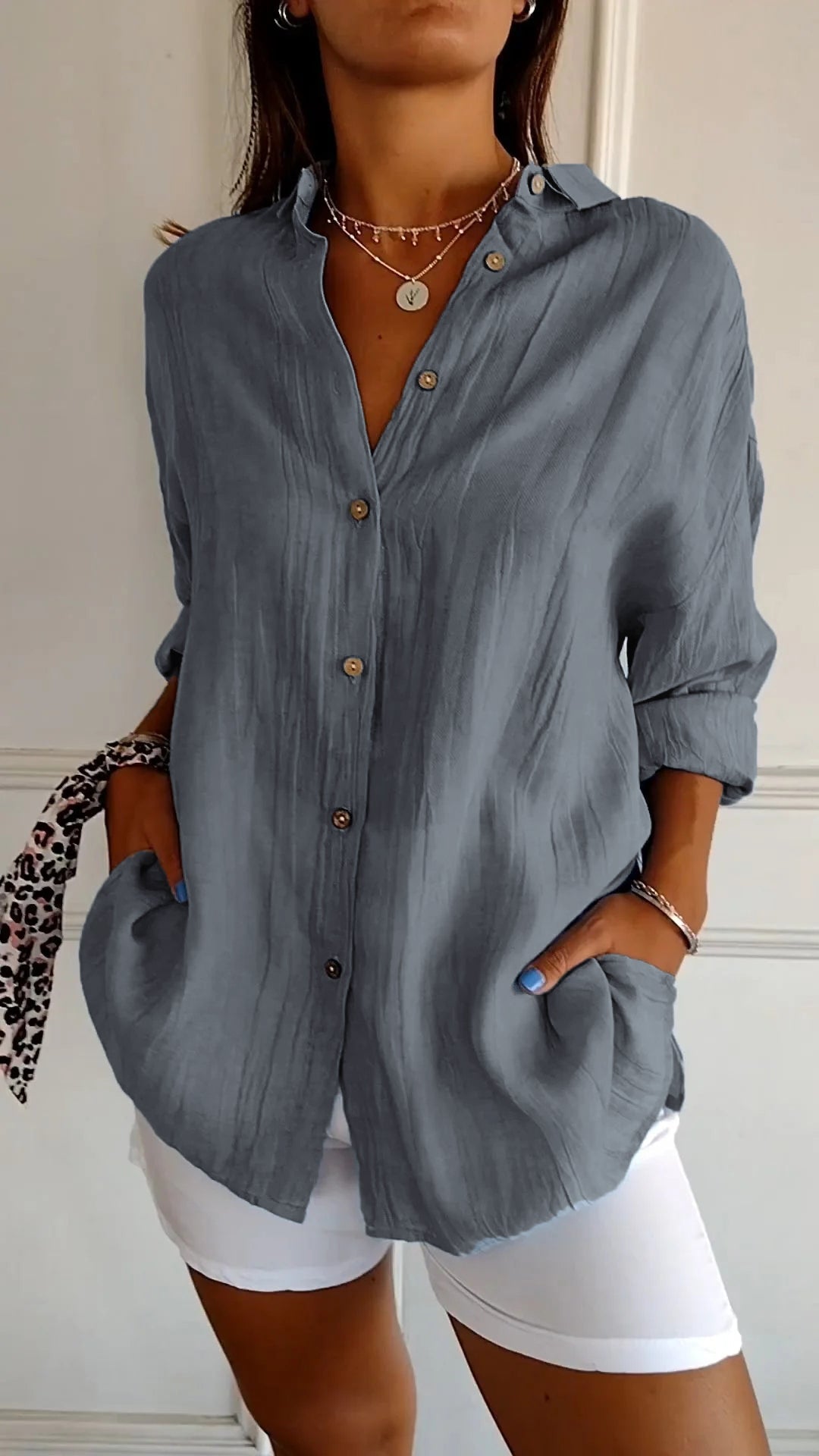 Lightweight ladies shirt with button-down closure