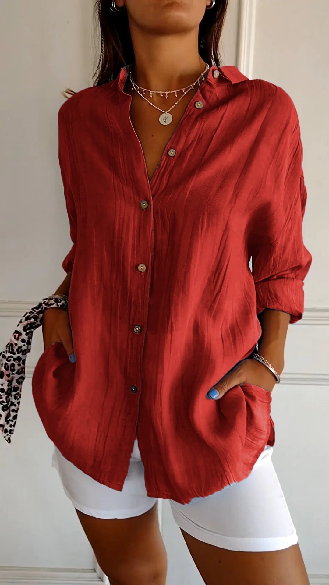 Lightweight ladies shirt with button-down closure