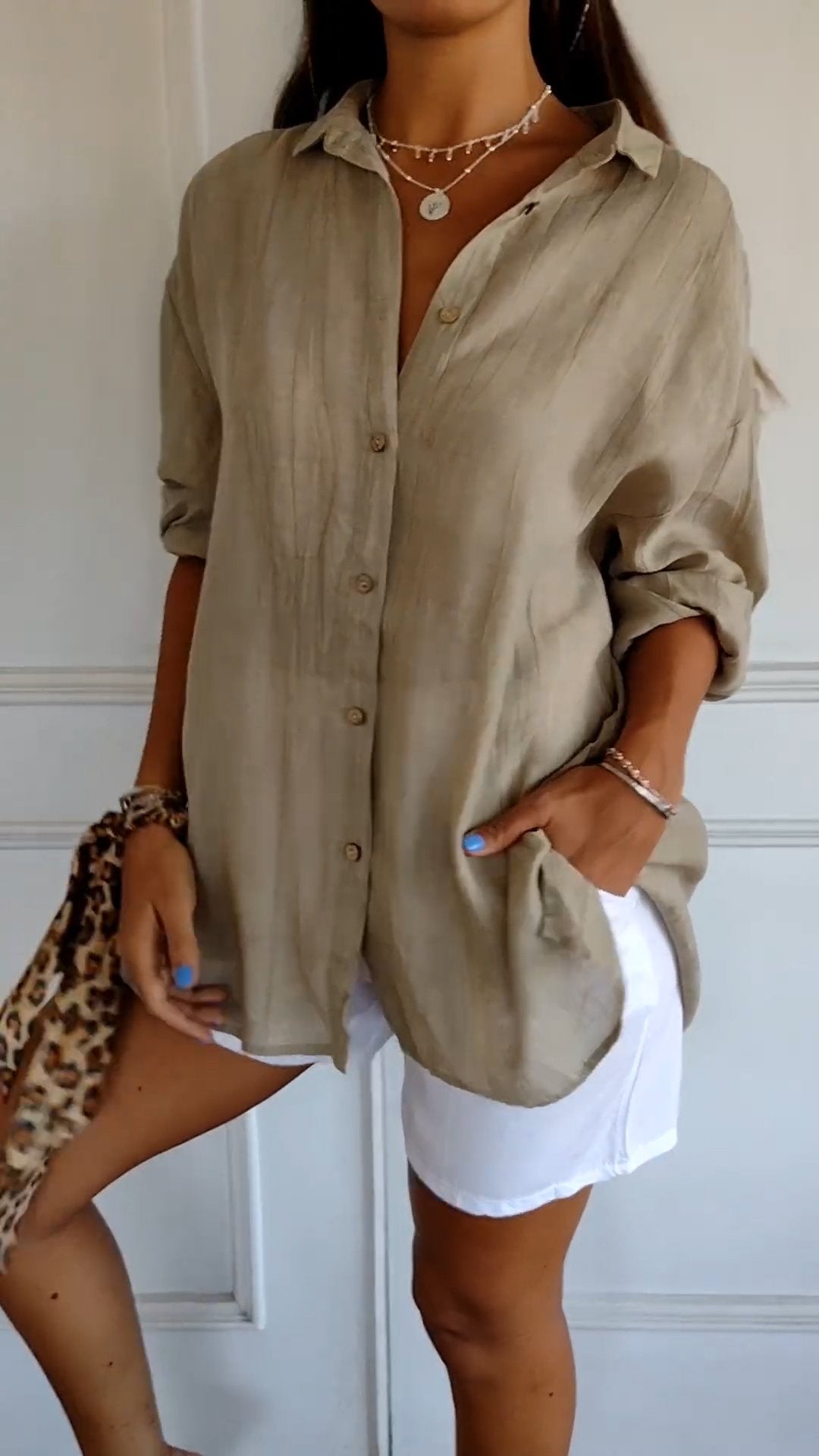 Lightweight ladies shirt with button-down closure