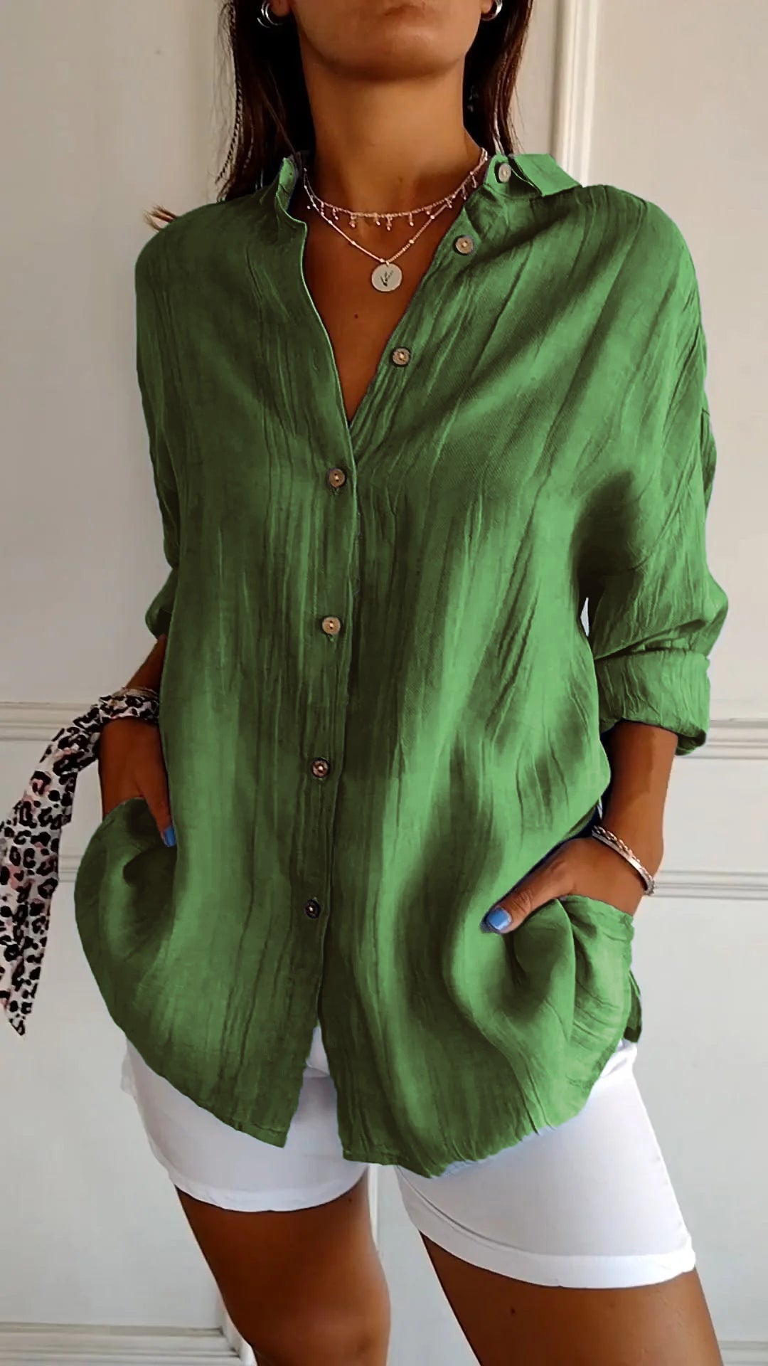 Lightweight ladies shirt with button-down closure