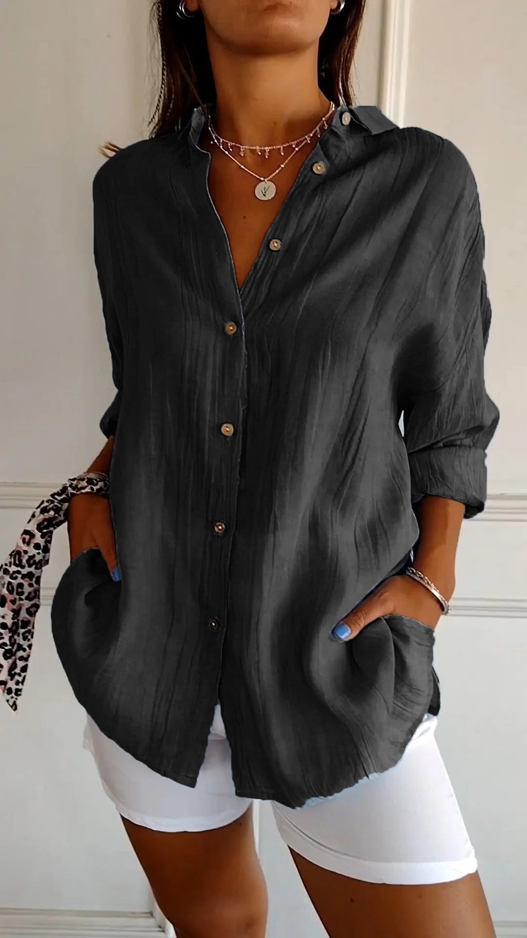 Lightweight ladies shirt with button-down closure