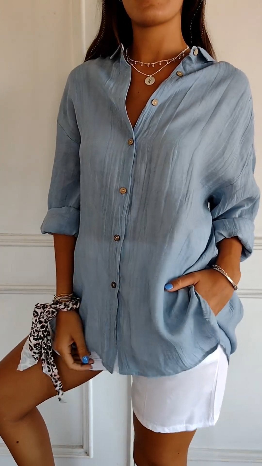 Lightweight ladies shirt with button-down closure