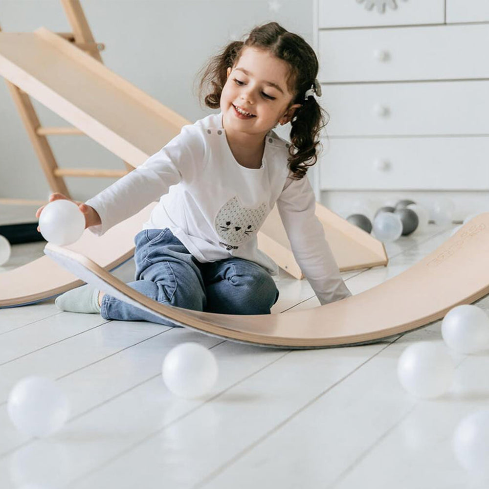 Duha houpací deska / balanční deska – Montessori hračka pro podporu rovnováhy a motorických dovedností