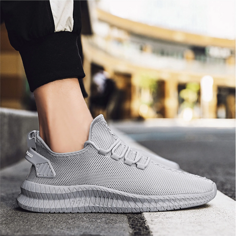 Lightweight men's sneakers with orthopaedic footbed